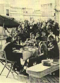 1967. Pranzo sulla piazza di Cinisi.