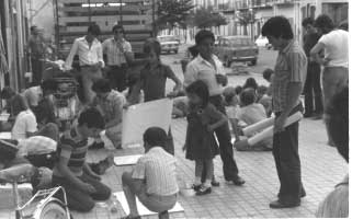 1976. I bambini preparano disegni e cartelloni.